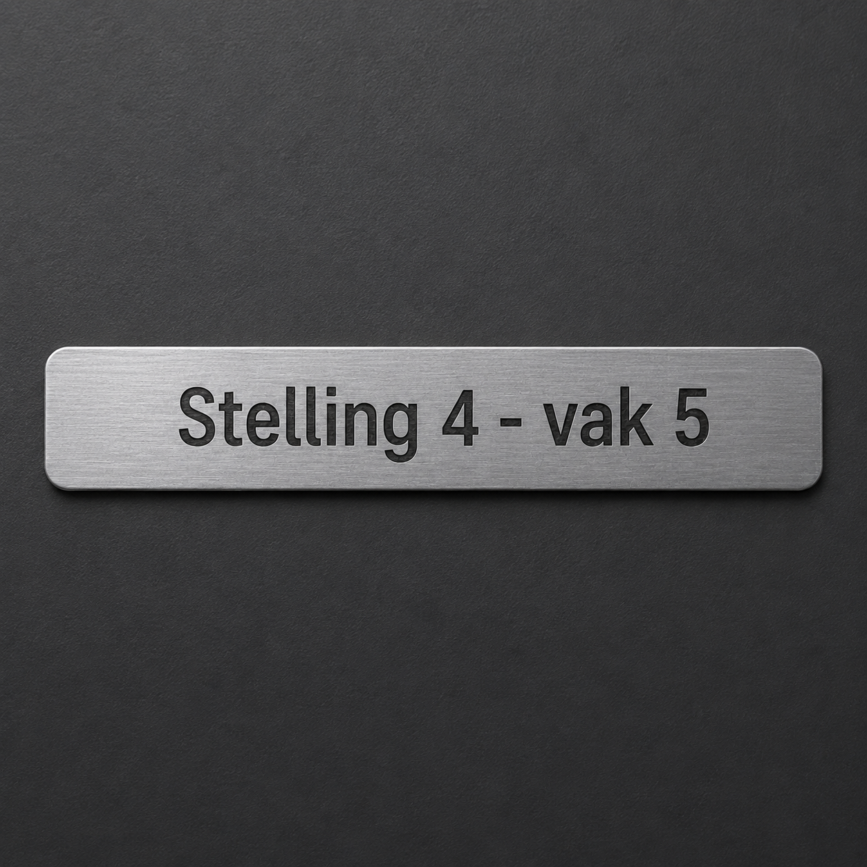 Geborsteld aluminium naamplaatje laten graveren