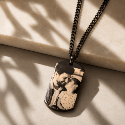 Zwarte RVS dog tag ketting met persoonlijke fotogravure van vader en kind