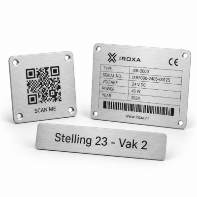 Geborsteld aluminium naamplaatje en QR-code plaatje laten graveren