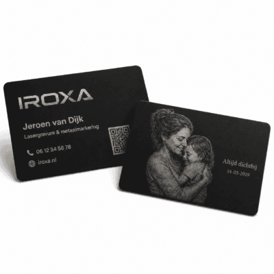Zwart geanodiseerd metalen visitekaartje met lasergravure, QR-code en gepersonaliseerd ontwerp