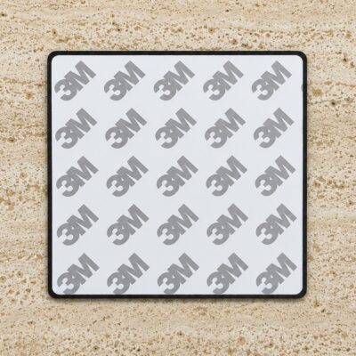 Achterkant van metalen tafel bordje / plaatje met sterke zelfklevende 3M plaklaag voor bevestiging op tafel, muur of product